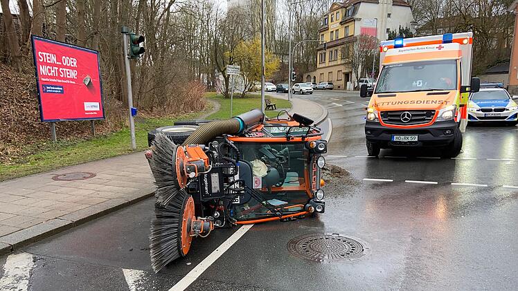 Hof: Kehrmaschine kippt um - Fahrer verletzt