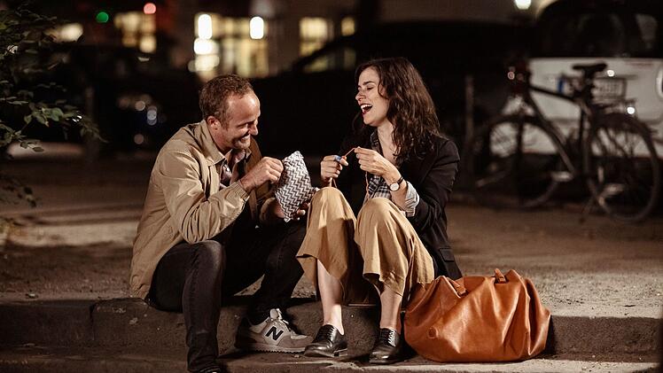 Ihr Kollege Franz (Maximilian Brückner) schafft es, zumindest zeitweise, Vickys (Nora Tschirner) harte Schale zu durchbrechen.