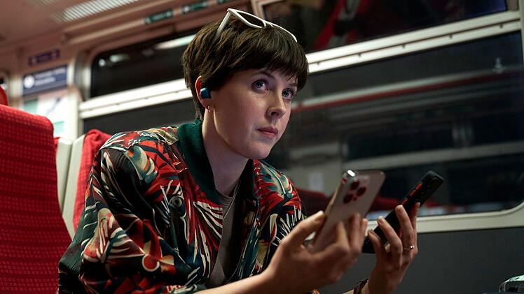 Die Cyberexpertin Abby Aysgarth (Alexandra Roach) befindet sich selbst noch im Zug auf der R&uuml;ckfahrt von einem abgebrochenen Urlaub, als sie teils &uuml;ber zwei parallel laufende Handys versucht, die Notsituation zu steuern.