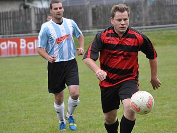 Spielertrainer Stefan Böhnlein (rechts) hat zusammen mit Patrick Hanna die meisten Treffer der SG Pressig erzielt (nämlich 12). Beim FC Burggrub hat Christian Grünbeck (links) zehnmal getroffen. Foto: Herbert Kalb