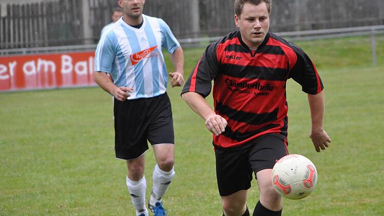 Spielertrainer Stefan Böhnlein (rechts) hat zusammen mit Patrick Hanna die meisten Treffer der SG Pressig erzielt (nämlich 12). Beim FC Burggrub hat Christian Grünbeck (links) zehnmal getroffen. Foto: Herbert Kalb