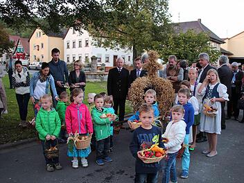 Die Kinder stellten sich mit ihren Erntekörbchen zum Einzug in die Kirche auf - begleitet von ihren Eltern. Foto: Franz Böhmer