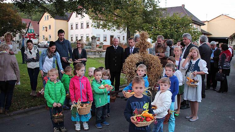 Die Kinder stellten sich mit ihren Erntekörbchen zum Einzug in die Kirche auf - begleitet von ihren Eltern. Foto: Franz Böhmer