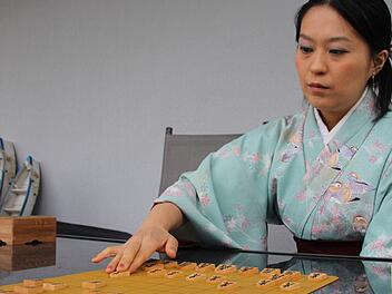 Madoka Kitao zieht einen Spielstein. Fotos: Benedikt Borst