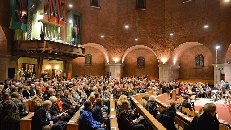 Etliche Menschen zog der Dekanatsgottesdienst in die Bamberger Erlöserkirche. Foto: Ronald Rinklef