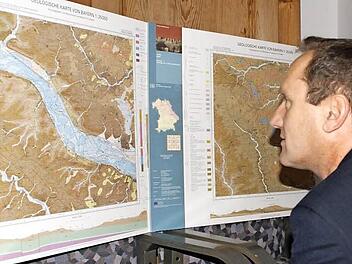 Intensiv studierte Eltmanns Bürgermeister Ziegler die geologische Karte, die vor allem digital viele wertvolle Informationen bietet.  Foto: Sabine Weinbeer
