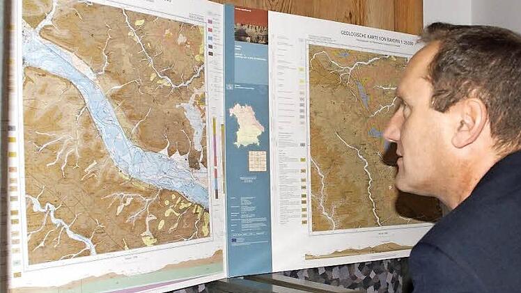 Intensiv studierte Eltmanns Bürgermeister Ziegler die geologische Karte, die vor allem digital viele wertvolle Informationen bietet.  Foto: Sabine Weinbeer