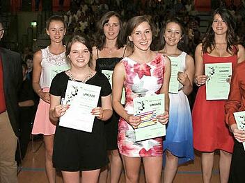 Die Schulbesten mit Schulleiter Jürgen Kretschmann (l.): Nadja Rauh, Laura Heerlein, Carola Müller, Vanessa Hüller, Leonie Haffner, Lea Völlmecke und Harald Leiser (v.l.).  Foto: Sylvia Hubele