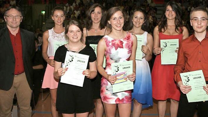 Die Schulbesten mit Schulleiter Jürgen Kretschmann (l.): Nadja Rauh, Laura Heerlein, Carola Müller, Vanessa Hüller, Leonie Haffner, Lea Völlmecke und Harald Leiser (v.l.).  Foto: Sylvia Hubele