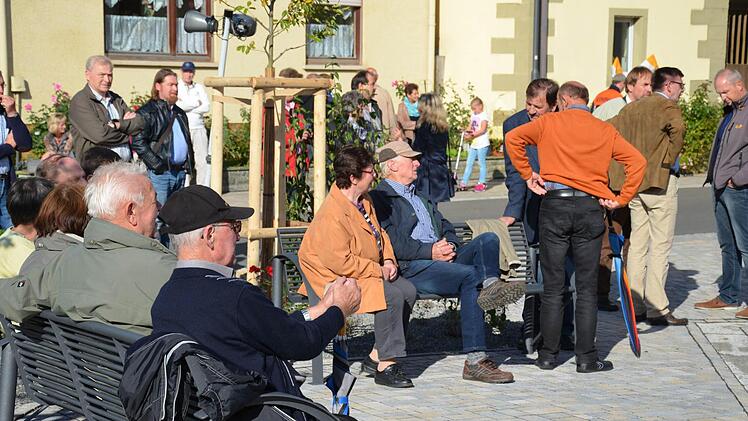 Dorferneuerung in Gauaschach. Viele Bänke laden zum Verweilen ein. Foto: Jana Keul