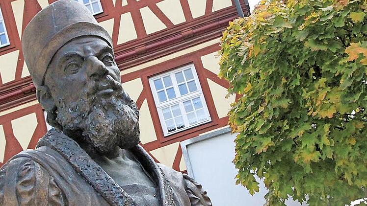 Seit einigen Jahren steht am Staffelsteiner Rathaus, am Beginn der Behnhofstraße, eine Bronzeplastik des Rechenmeisters. Foto: Matthias Einwag