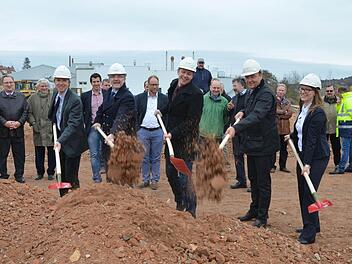 Symbolischer erster Spatenstich für den Annapark in Rödental (von links): Thomas Engel, Michael Busch, Marco Steiner sowie Andreas Gerlach und Miriam Seeberger von Ten Brinke. Fotos: Rainer Lutz