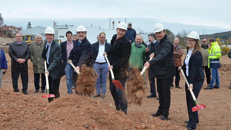 Symbolischer erster Spatenstich für den Annapark in Rödental (von links): Thomas Engel, Michael Busch, Marco Steiner sowie Andreas Gerlach und Miriam Seeberger von Ten Brinke. Fotos: Rainer Lutz