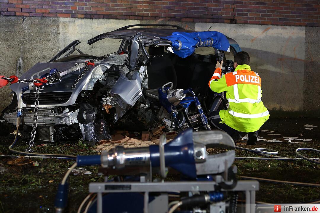 Auto prallt in Nürnberg gegen eine Mauer