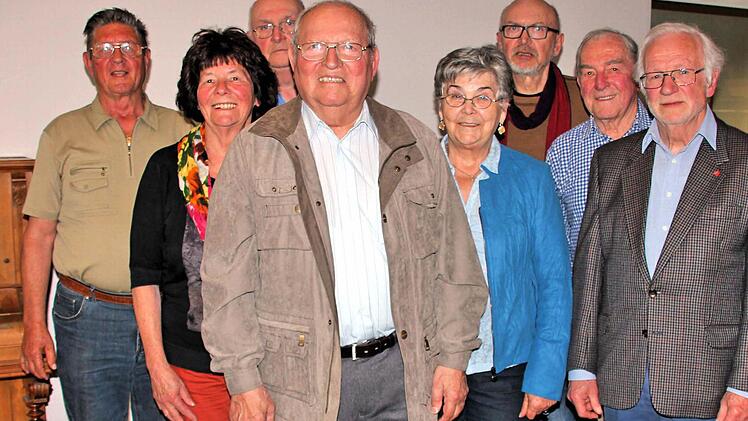 Der neue Vorstand der SPD-Arbeitsgemeinschaft 60plus im Landkreis Bad Kissingen. In der Mitte der wiedergewählte Vorsitzende Adolf Lieb, rechts daneben seine Stellvertreterin Rosalinde Heider.  Foto: Dieter Britz
