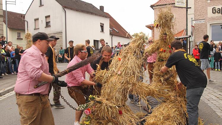 Mit vereinten Kräften werden die Bären hier von ihrem Opfer gezogen. Foto: Günther Geiling