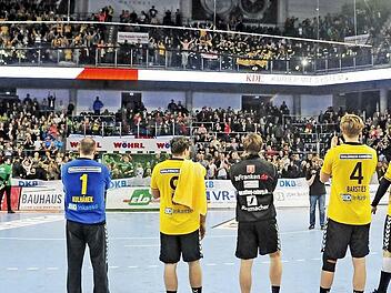 Vor einer beeindruckenden Kulisse von über 8000 Handballfans haben einige Coburger Spieler in ihrer Karriere auch noch nicht spielen dürfen. Trotz der ärgerlichen 24:26-Niederlage in Nürnberg gegen den HC Erlangen bedankten sich die Vestestädter am Samstag nach der Schluss-Sirene artig bei ihrem treuen Anhang. Am bevorstehenden Samstag wollen die "Gelb-Schwarzen" in der HUK-Arena vor wieder über 3000 Fans den SC Magdeburg besiegen und damit wertvolle Punkte im Abstiegskampf sammeln.  Foto: We...