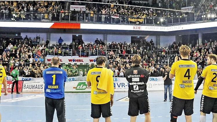 Vor einer beeindruckenden Kulisse von über 8000 Handballfans haben einige Coburger Spieler in ihrer Karriere auch noch nicht spielen dürfen. Trotz der ärgerlichen 24:26-Niederlage in Nürnberg gegen den HC Erlangen bedankten sich die Vestestädter am Samstag nach der Schluss-Sirene artig bei ihrem treuen Anhang. Am bevorstehenden Samstag wollen die "Gelb-Schwarzen" in der HUK-Arena vor wieder über 3000 Fans den SC Magdeburg besiegen und damit wertvolle Punkte im Abstiegskampf sammeln.  Foto: We...