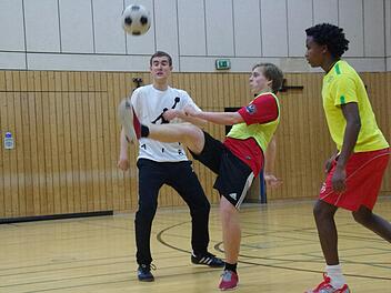 Beim Mitternachtssport kann auch Fu&szlig;ball gespielt werden.Mei&szlig;ner