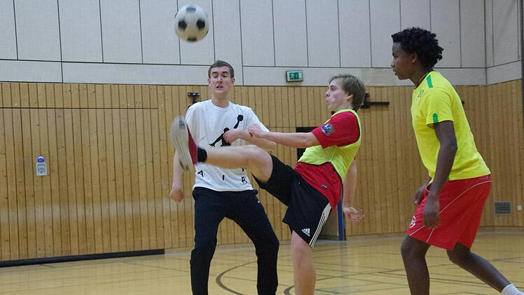 Beim Mitternachtssport kann auch Fu&szlig;ball gespielt werden.Mei&szlig;ner