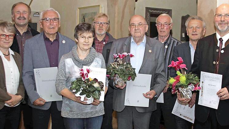 Die Jubilare v. l. mit Vorsitzender Susanne Knauer-Marx und Kreisvorsitzendem Fritz Pohl: Erwin Limmer (50 Jahre), Hannelore Beck (f&uuml;r Helmut Beck, 40 Jahre), Dieter Bahr (25 Jahre), Simon Rupp (50 Jahre), Otto Lachmann (40 Jahre), Hubert Zipfel (25 Jahre) und B&uuml;rgermeister Egon Herrmann (25 Jahre) Foto: privat