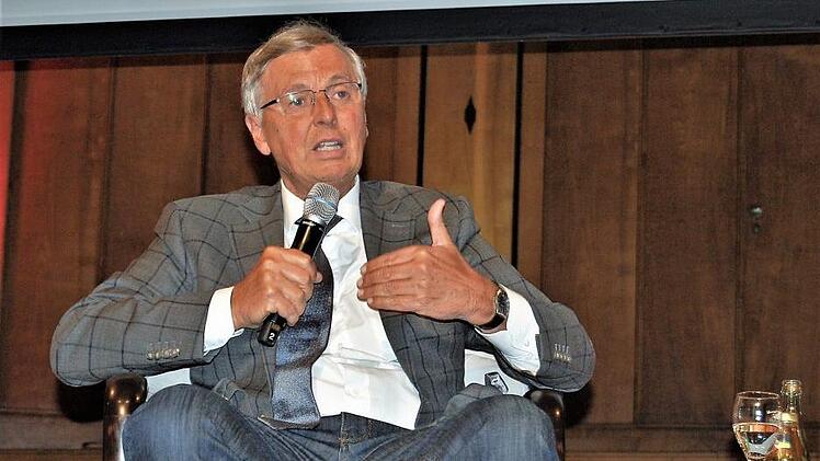 Dass Politiker trotz ernsthafter Arbeit und ihrer Verantwortung auch Humor haben können, bewies der frühere Bundestagsabgeordnete Wolfgang Bosbach (CDU, 65) im voll besetzten Littmann-Saal. Foto: Sigismund von Dobschütz