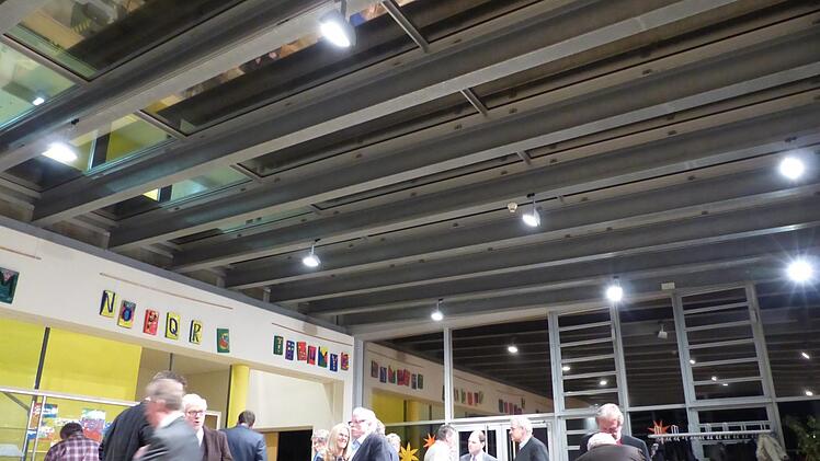 Hell und lichtdurchflutet ist die Aula. Das bringt aber auch Nachteile mit sich. Foto: Pauline Lindner