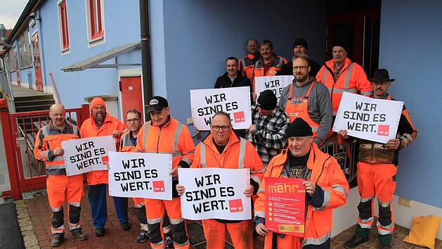 Mitarbeiter des Lichtenfelser Bauhofes demonstrierten am Mittwoch für ihre Anliegen. In der laufenden Tarifrunde möchte die Gewerkschaft Ver.di eine spürbare Anhebung der Gehälter durchsetzen. Tobias Kindermann