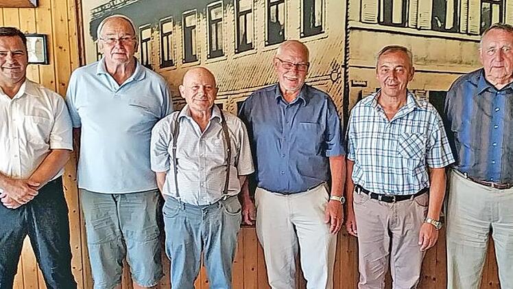 Gerhard Renner (Zweiter von rechts) mit einem Teil seines Vorstandsgremiums  Foto: privat