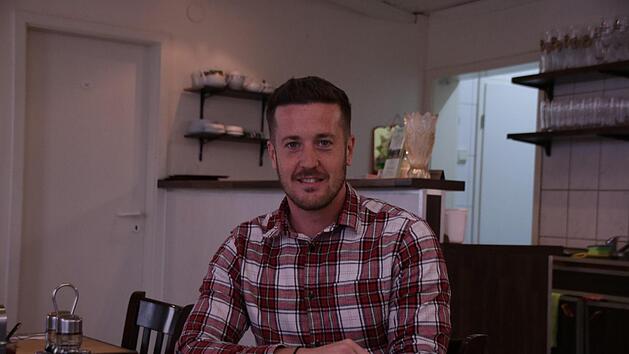 Tobias Burigk in seinem Lieblingslokal in der Bad Kissinger Altstadt. Nach langen Partyabenden nehmen er und einige Mannschaftskameraden gern die erste Mahlzeit des folgenden Tages zu sich. Foto: Steffen Standke