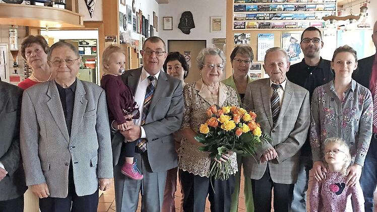 Im Kreise ihrer großen Familie feierte Irmtraud Bauer (Mitte) ihren 90. Geburtstag. Zu den Gratulanten zählte auch Bürgermeister Timo Ehrhardt (rechts) sowie Pfarrer Johann Beck (zweiter von links). Foto: Heike Schülein