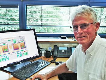 Nach vollständiger fernwirktechnischer Anbindung aller 31 Außenstationen kann sie AZV-Geschäftsführer Burkhard Oschmann (59) vom Schreibtisch aus kontrollieren und steuern. Sigismund von Dobschütz