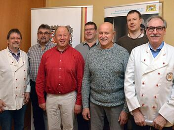 Urkunden anlässlich der Stollenprüfung erhielten (von links): Heribert Hedrich (Bad Kissingen), Rainer Klüpfel (Herschfeld), Klaus Kemmer (Ramsthal), Franz Schmitt (Bad Neustadt), Walter Emmert (Hammelburg) Marius Motsch (Bad Kissingen) und Innungsobermeister Ullrich Amthor (Waltershausen). Foto: Peter Rauch