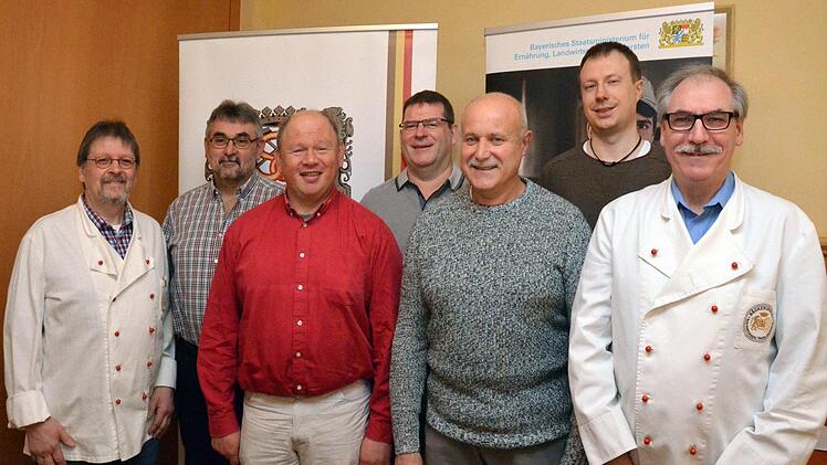 Urkunden anlässlich der Stollenprüfung erhielten (von links): Heribert Hedrich (Bad Kissingen), Rainer Klüpfel (Herschfeld), Klaus Kemmer (Ramsthal), Franz Schmitt (Bad Neustadt), Walter Emmert (Hammelburg) Marius Motsch (Bad Kissingen) und Innungsobermeister Ullrich Amthor (Waltershausen). Foto: Peter Rauch