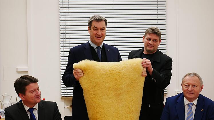Matthias Markert überreichte ein Schaffell an Markus Söder; links im Bild: MdL Sandro Kirchner, rechts Landrat Thomas Bold. Foto: Heike Beudert