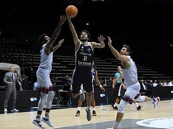 Der Bamberger Neuzugang Michele Vitali nutzt die Lücke in der Verteidigung von Fortitudo Bologna und erzielt mit einem Korbleger zwei einfache Punkte.  Foto: championsleague.basketball