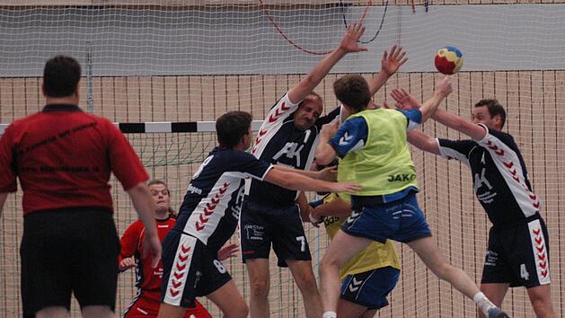 In die Mangel genommen wird Hammelburgs Jörg Schröter vom Nüdlinger Abwehr-Block um (von links) Sebastian Wilm, Bernhard Stahl und Thomas Betz. Foto: ssp