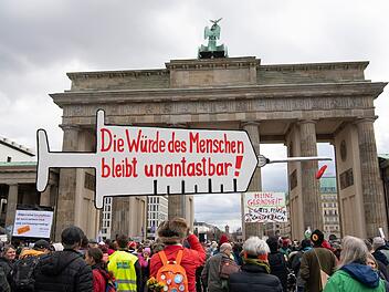 Protest gegen Impfpflicht vor, während der Bundestag über die Einführung einer Impfpflicht debattiert