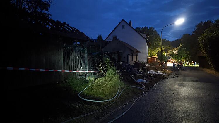 Brand auf landwirtschaftlichen Anwesen: Zwei St&auml;lle stehen in Vollbrand