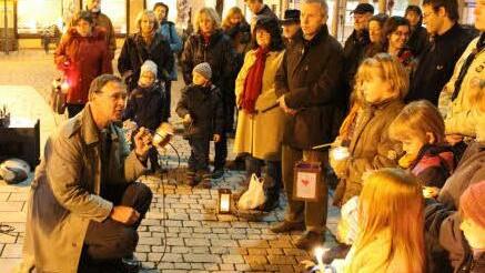 Pfarrer Georg Birkel betet mit den Menschen auf dem Marktplatz