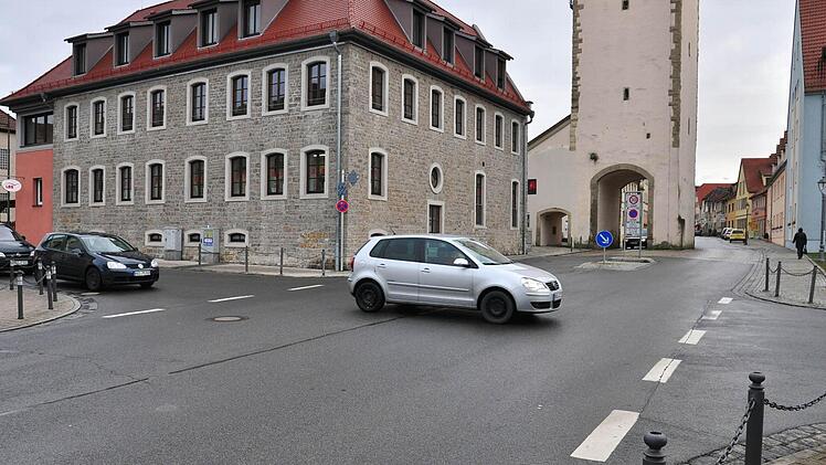Die Baumaßnahmen in der Unteren Vorstadt beginnen am 23. Februar, wenn im Kreuzungsbereich Untere Vorstadt/Ringstraße/Promenade (im Bild) Gas- und Wasserleitungen umgelegt werden, der Verkehr aber trotz der halbseitigen Sperrung rollen kann. Foto: Ulrike Langer