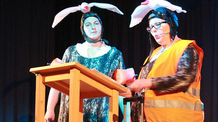 Sandra Löffler und Ulrike Fröba bei ihrem Auftritt als "Göttinnen der Lüfte".  Fotos: Uwe Zipfel