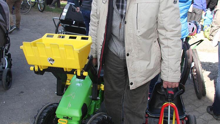 Rudi Wagner (79) nimmt einen Traktor und ein Go-Kart mit - Spielzeug für den Bauernhof. Foto: Sonja Adam