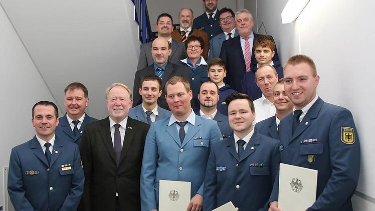 Zahlreiche Helfer wurden mit dem Helferabzeichen in Gold mit Kranz bei der Jahresabschlussfeier geehrt. Außerdem wurden noch zahlreiche Helfer für ihr Engagement ausgezeichnet. Foto: Michael Stelzner