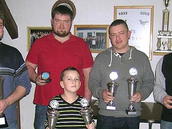 Das Bild zeigt die erfolgreichsten Züchter des Kaninchenzuchtvereins Teuschnitz (von links) Vorsitzender und Stadtmeister Frank Steschulat, LVE-Gewinner Dominik Müller, Vereinsmeister Sven Porzelt und LVE-Gewinner Bernhard Zipfel. Im Bild vorne ist der erfolgreiche Jungzüchter und Deutscher Jugendvizemeister Max Porzelt.