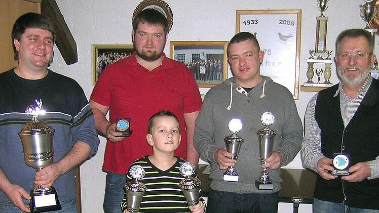 Das Bild zeigt die erfolgreichsten Züchter des Kaninchenzuchtvereins Teuschnitz (von links) Vorsitzender und Stadtmeister Frank Steschulat, LVE-Gewinner Dominik Müller, Vereinsmeister Sven Porzelt und LVE-Gewinner Bernhard Zipfel. Im Bild vorne ist der erfolgreiche Jungzüchter und Deutscher Jugendvizemeister Max Porzelt.