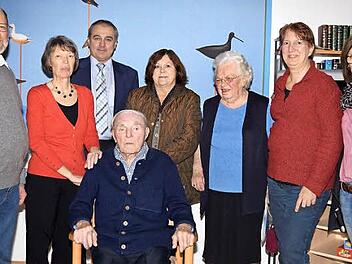 Georg Schnapp mit (von links) seinen beiden Kindern Werner Schnapp-Trösch und Ingrid Zapf, Bürgermeister Robert Hümmer, Gerhilde Weber von der evangelisch-lutherischen Kirchengemeinde, Irmgard Schöneich, einer Mitbewohnerin sowie der Leiterin des Baur-Seniorenzentrums Michaela Kloppe und der Pflegedienstleiterin Sabine Georgius Foto: Dieter Radziej