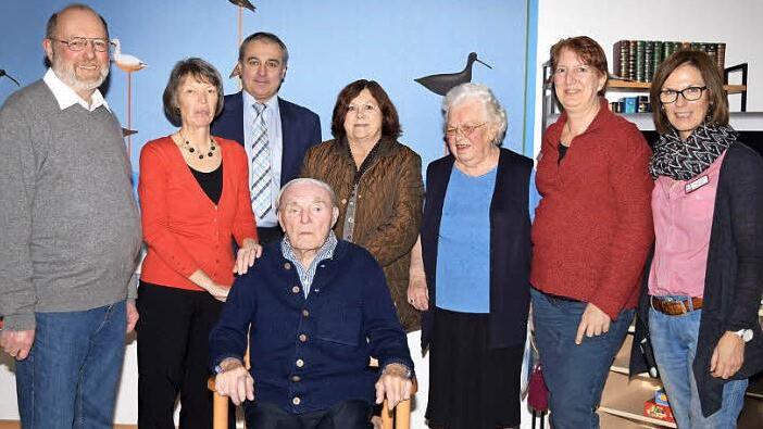 Georg Schnapp mit (von links) seinen beiden Kindern Werner Schnapp-Trösch und Ingrid Zapf, Bürgermeister Robert Hümmer, Gerhilde Weber von der evangelisch-lutherischen Kirchengemeinde, Irmgard Schöneich, einer Mitbewohnerin sowie der Leiterin des Baur-Seniorenzentrums Michaela Kloppe und der Pflegedienstleiterin Sabine Georgius Foto: Dieter Radziej