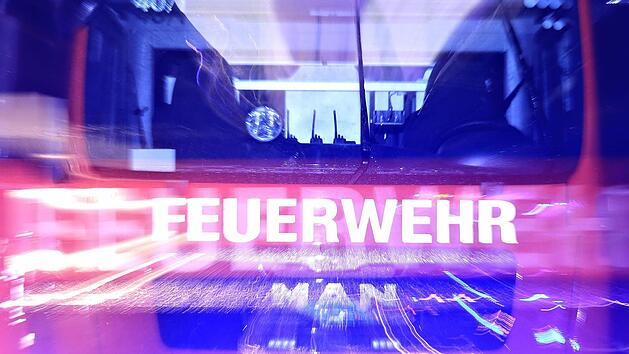 Plötzlich Rauch unterm Fahrersitz: Lkw steht bei Rödental in Flammen Foto: Ferdinand Merzbach