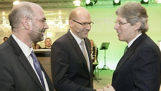 Georg Schaeffler dankte den Brüdern Markus und Clemens Rahm für ihre humorige Rede (v. r.). Foto: Schaeffler